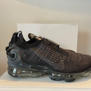 Sz 8.5 Nike air vapormax flyknit 2021 men